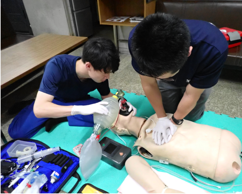 胸骨圧迫及びBVM換気をしている様子