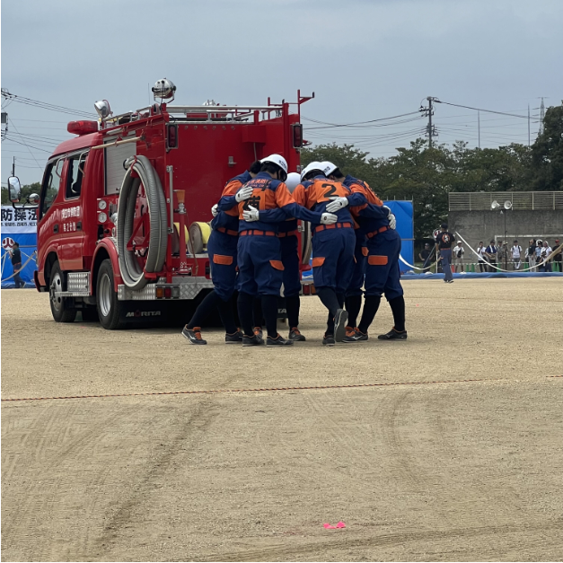ポンプ車操法開始前に円陣を組む様子