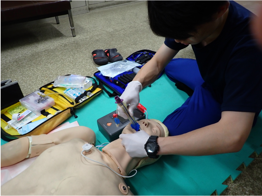 LTS（気道確保資器材）を挿入する様子