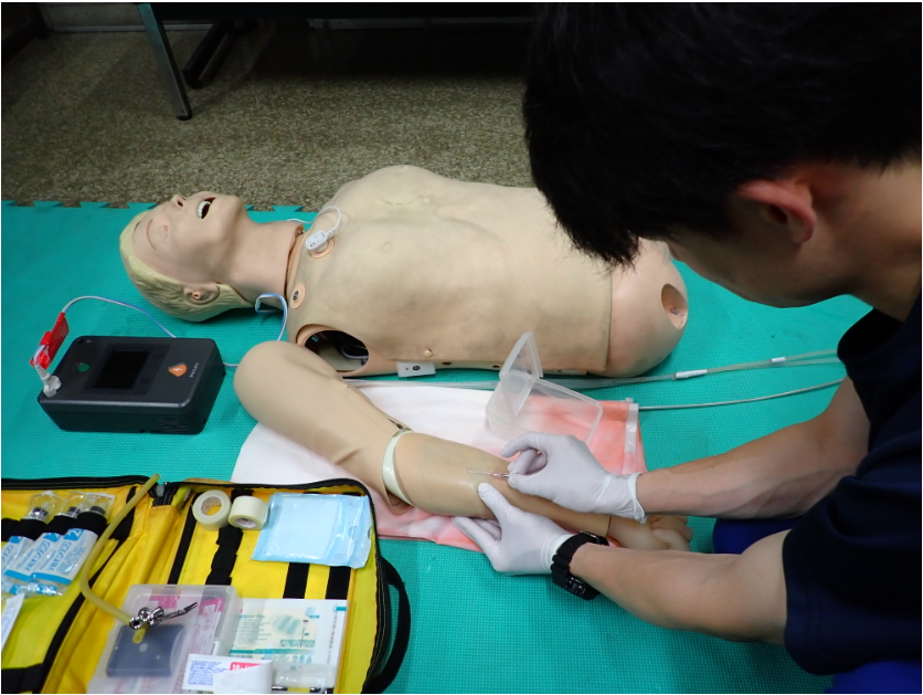 穿刺の練習をしている様子