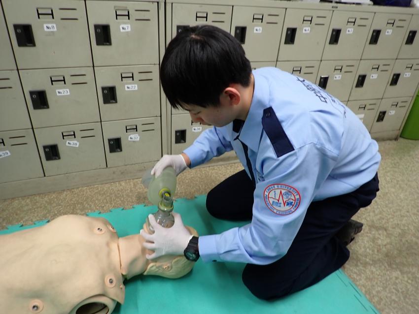 バックバルブマスクの訓練をする学生