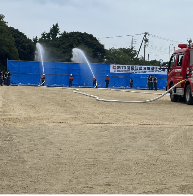 選手2人が同時に放水する様子