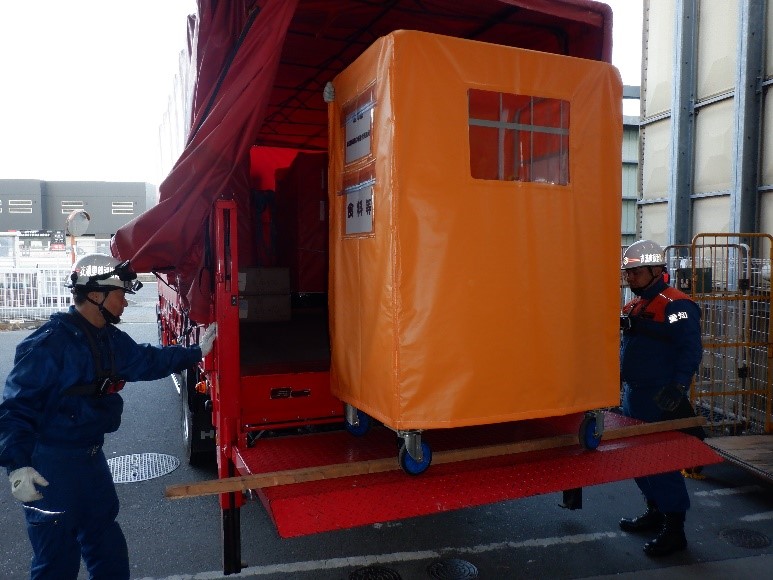 消防車両に物資を積み込んでいる様子