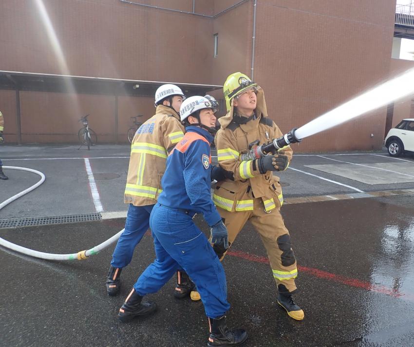 放水体験をする学生