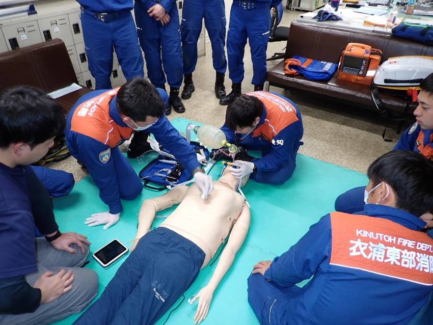 気管挿管のチームトレーニングをしている様子