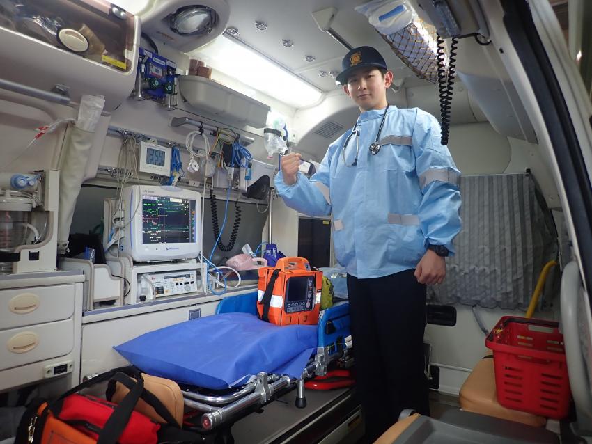 救急車内の学生