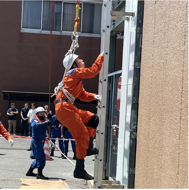 はしごを登っている様子1