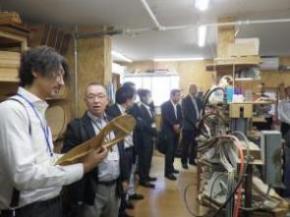 株式会社ヤイリギター内でギターの制作を見学している様子