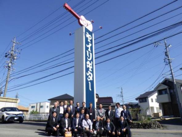 株式会社ヤイリギター前で集合写真を撮影している様子