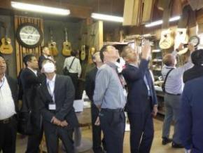 株式会社ヤイリギター内の展示品を見学している様子