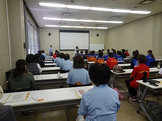 学校長の講義を受けている様子