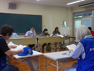 各市町村の女性防火クラブの方々と情報交換を行っている様子