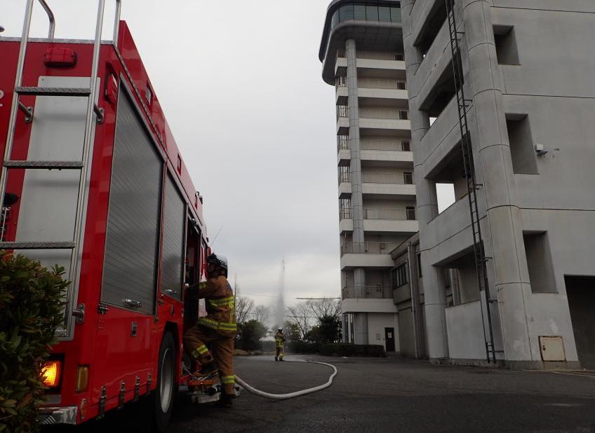 消防車から放水中