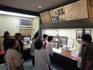 自衛隊の資料館で説明を受けている様子
