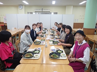 食堂でランチをしている様子