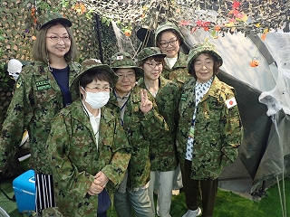 自衛隊の服装で集合写真