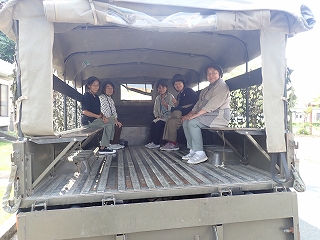 人員搬送車で敷地内を見学している様子