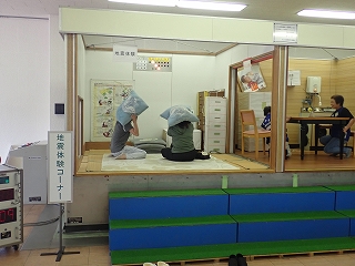 地震の体験を行っている様子
