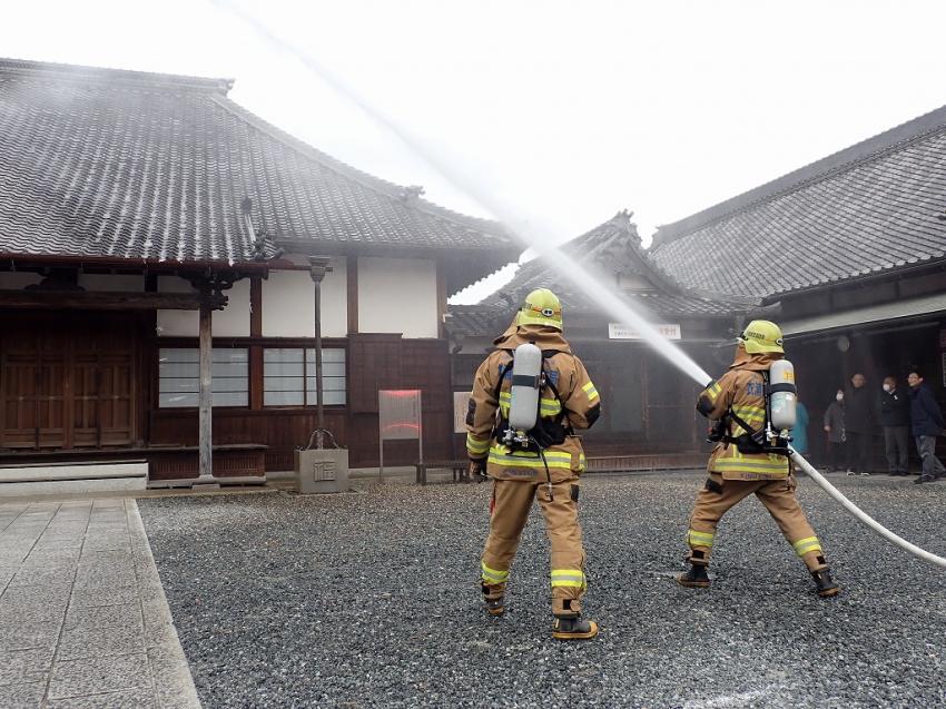 消防隊の放水
