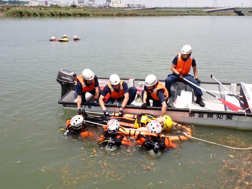 刈谷警察と潜水隊が協力して要救助者を救出する様子