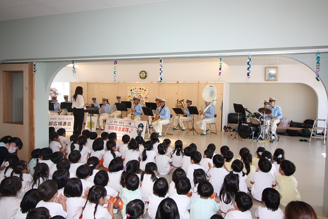 てらべクリエイティブこども園演奏会写真