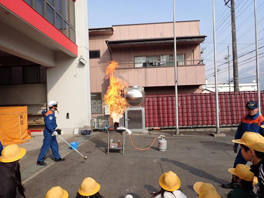 天ぷら油火災に水をかける様子