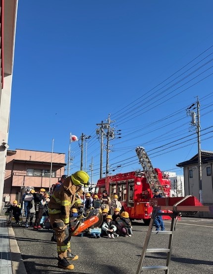 救助資器材を紹介する消防士