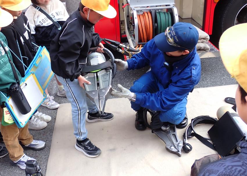 救助器具を持つ小学生