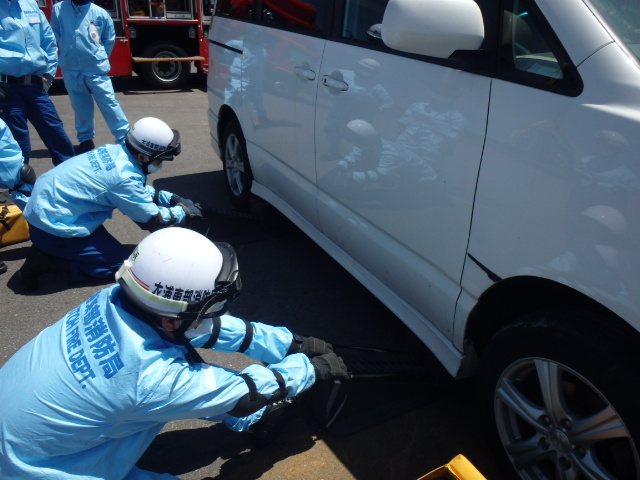 車両が動かないようにしている消防隊員