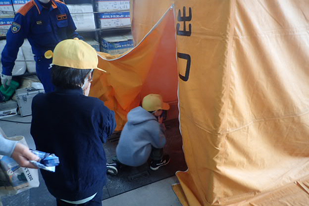 煙体験をする小学生