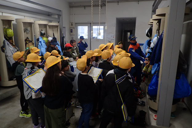 消防庁舎を見学する小学生
