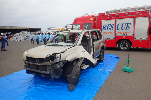 破壊した廃車車両