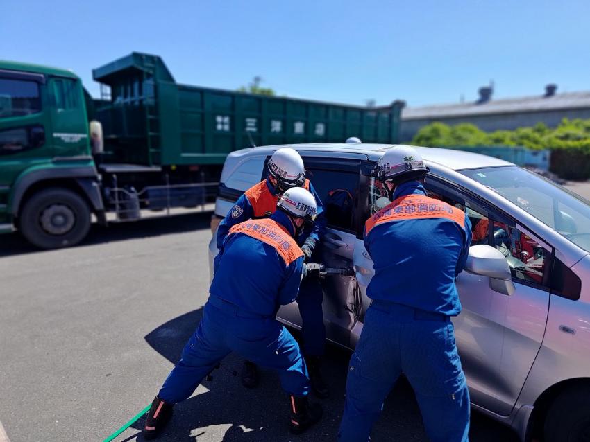 車のドアを破壊している写真1