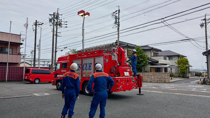 救助工作車の説明を受けている中学生